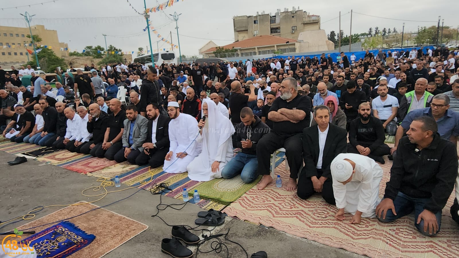  أهالي مدينة اللد يؤدون صلاة العيد في ساحة المسجد العمري الكبير 